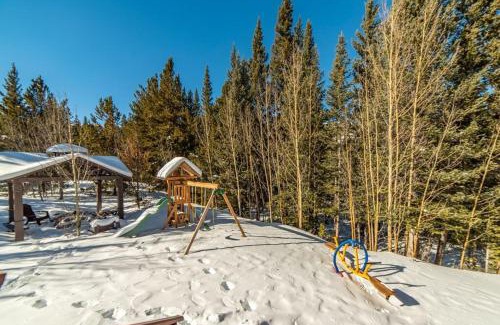 Alma House | Enjoy the Creek Surrounded by High Mountain Peaks - Creekside Mountain Cabin