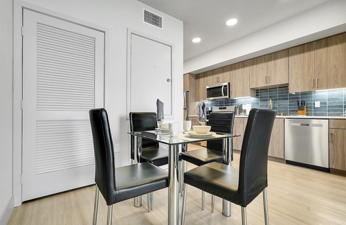 Midway District Apartment | Enjoy the Pool & Spa | nr Airport & Downtown