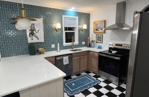 Tupelo House | Enjoy this elegant artdeco home centrally-located in the heart of Tupelo.