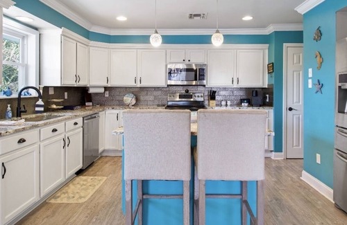 New Orleans East Area House | Enjoy this serene waterfront getaway with boat dock and deck.