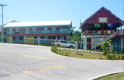 Politilly Bight House | Enjoy vibrant sunsets, gorgeous ocean views and a warm tropical breeze in Roatan
