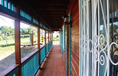 Politilly Bight House | Enjoy vibrant sunsets, gorgeous ocean views and a warm tropical breeze in Roatan