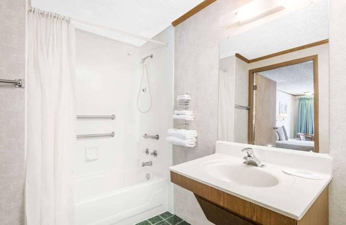 Summitt Hotel | Enjoy Your Stay at Knights Inn Ashland! Pool, Picnic Area, Parking, WiFi