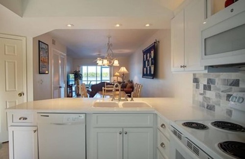 Hammock Bay House | Enjoy your stay at this cozy condo right off Marco Island at Mainsail 1035 in Naples!