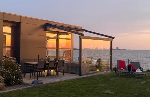Enkhuizen House | Enkhuizer Strand Chalet First Line Erste Reihe mit Zaun Haus Nr 214
