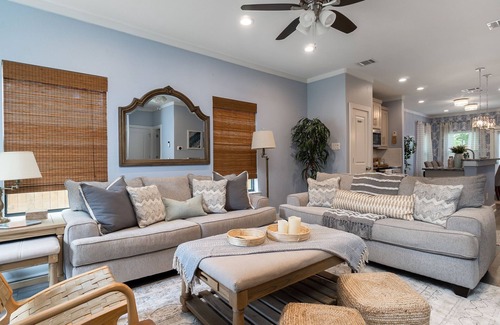 West Dallas House | Enormous Large Group Hotel with 2 Beds/Room