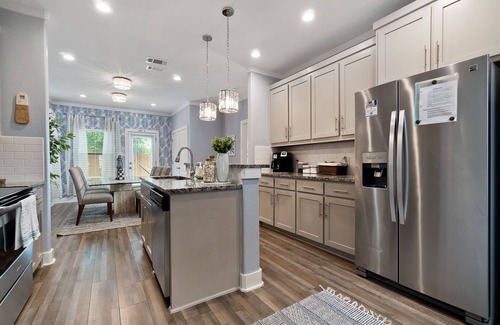 West Dallas House | Enormous Large Group Hotel with 2 Beds/Room