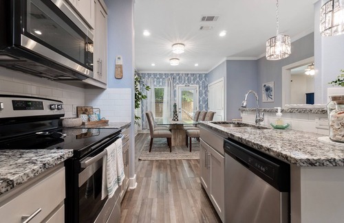 West Dallas House | Enormous Large Group Hotel with 2 Beds/Room