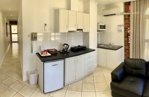 Glenelg Hotel | Ensenada Motor Inn and Suites