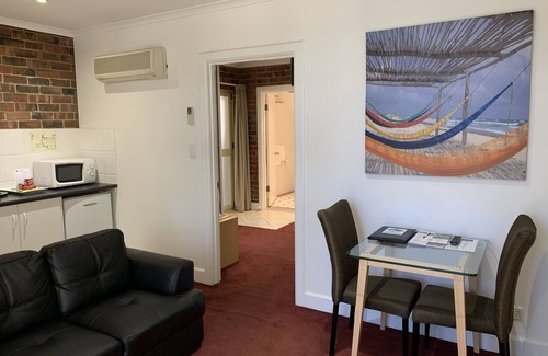 Glenelg Hotel | Ensenada Motor Inn and Suites