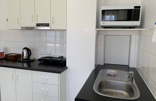 Glenelg Hotel | Ensenada Motor Inn and Suites