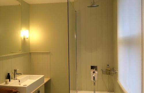 Nine Elms Bed & Breakfast | Ensuite B&B Roof Terrace Nr Nine Elms