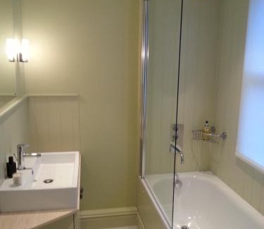 Nine Elms Bed & Breakfast | Ensuite B&B Roof Terrace Nr Nine Elms