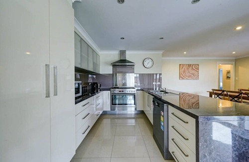 Calare House | Entertainers Haven by Mary & Tex | 10 Guests, Pets
