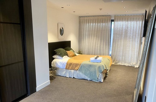 Grey Lynn Apartment | Entertainers penthouse with private pool and hot tub