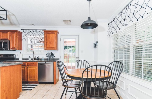 Knoxville House | Entertaining & Comfortable 3 Bedroom Home w/Outdoor Pool