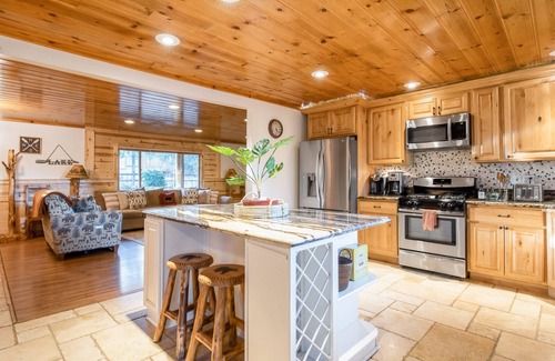Big Bear Cabin | Entertainment Cabin ~ Lovely home with hot tub, game room, balcony, & firepit - dog friendly