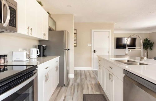 Kitchener Apartment | ENTIRE 2 BEDROOM APARTMENT DOWNTOWN
