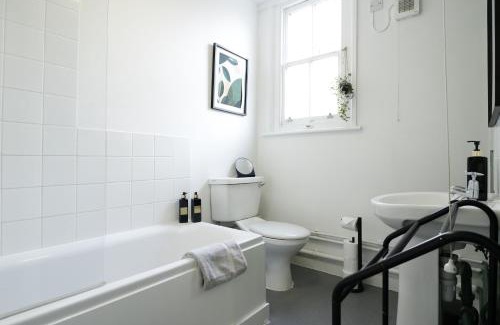 Colchester Apartment | Entire 2-Bedroom Apartment in the bustling City Centre WIFI TRAIN & BUS STATION