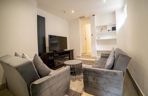 Riverside Apartment | Entire 2 Bedroom Ground Floor Apartment Cardiff City Centre & Stadium