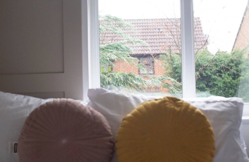 Barnet House | Entire 2 Bedroom House 7m To Station