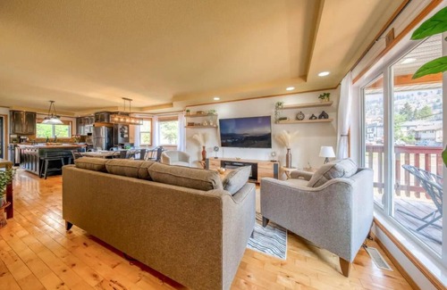 East Kootenay House | Entire 2596 sq ft house across parks and amenities with large fenced backyard
