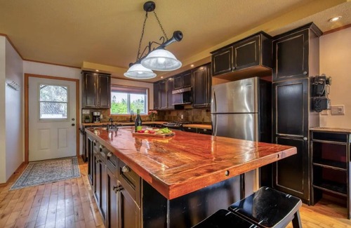 East Kootenay House | Entire 2596 sq ft house across parks and amenities with large fenced backyard