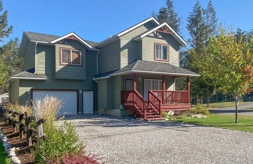 East Kootenay House | Entire 2596 sq ft house across parks and amenities with large fenced backyard