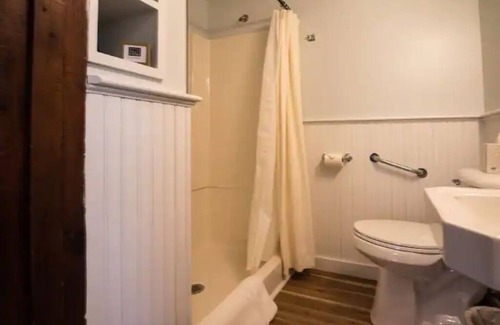Walpole Cottage | Entire 3 Bedroom Cottage with lots of outdoor space 20 min to Brattleboro