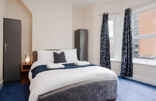 Birkenhead House | Entire 5 Bedroom home in Birkenhead-Free Parking, Group & Family-Friendly, Free Internet