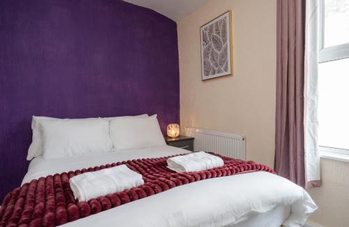 Birkenhead House | Entire 5 Bedroom home in Birkenhead-Free Parking, Group & Family-Friendly, Free Internet