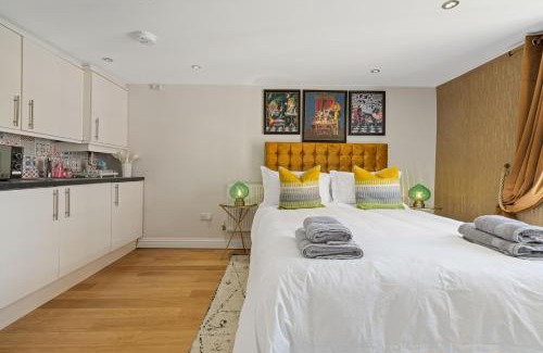 Chichester Apartment | Entire City Centre one bedroom Apartment- Self check in