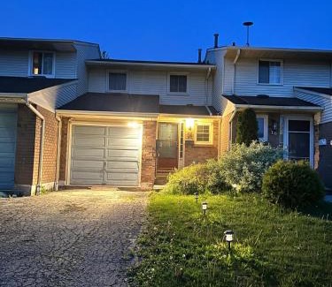 Thorold House | Entire Cozy House in Thorold