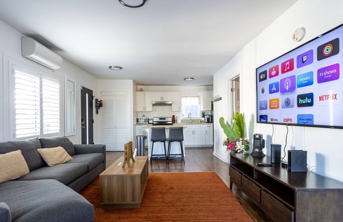 Los Angeles House | ENTIRE HOME 2 bed 1 bath!