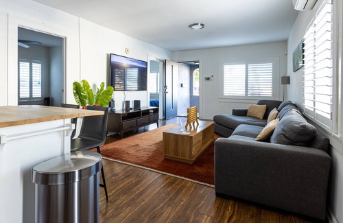 Los Angeles House | ENTIRE HOME 2 bed 1 bath!