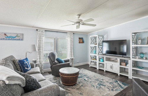 Weeki Wachee Gardens House | Entire Home on the water! 3/2