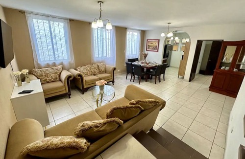 Zona 11 House | *Entire house/5 rooms/6 beds/2.5 bathrooms/2 garages