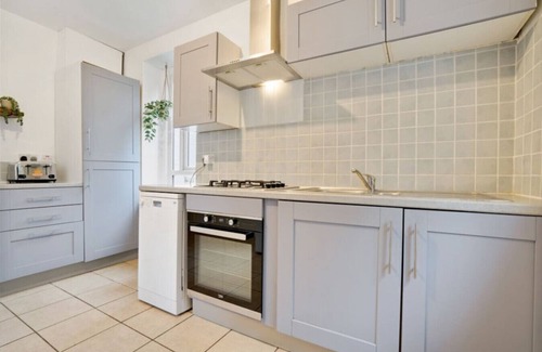Bletchingley House | Entire House near Gatwick with free parking