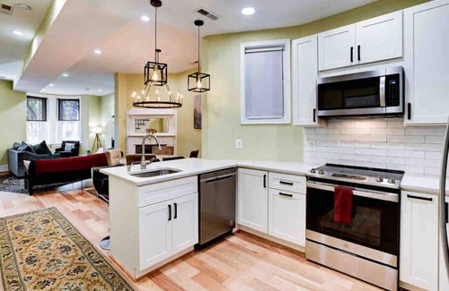 Truxton Circle House | Entire luxury,6Beds,3BR,Metro, No Parking