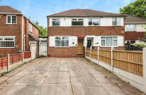 Birmingham House | Entire luxury house Free Parking accommodations for contractors and long stays