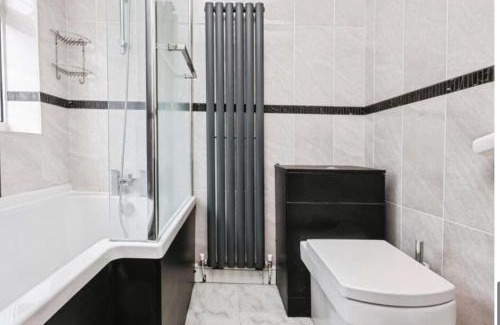 Birmingham House | Entire luxury house Free Parking accommodations for contractors and long stays