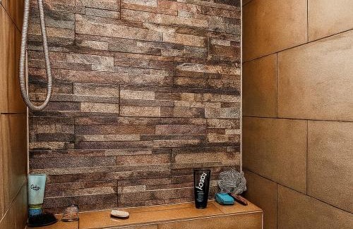 Birmingham House | Entire luxury house Free Parking accommodations for contractors and long stays