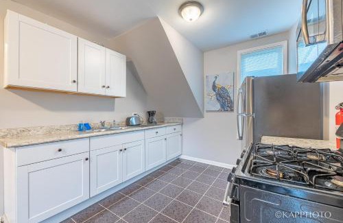 Canaryville Apartment | Entire Private Apartment, Near Downtown - Free Parking