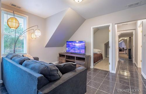 Canaryville Apartment | Entire Private Apartment, Near Downtown - Free Parking