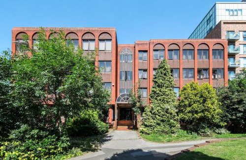 Borehamwood Apartment | Entire spacious flat with parking Close to Elstree Studios