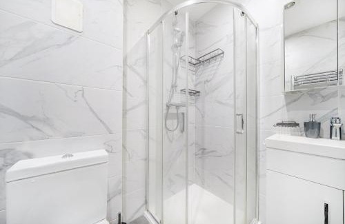 Borehamwood Apartment | Entire spacious flat with parking Close to Elstree Studios