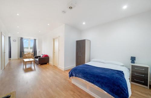 Borehamwood Apartment | Entire spacious flat with parking Close to Elstree Studios