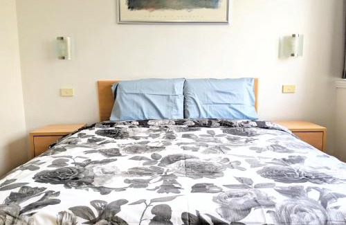 St Kilda Apartment | Entire Studio Apartment in St Kilda FREE PARKING WIFI BEACH WALK