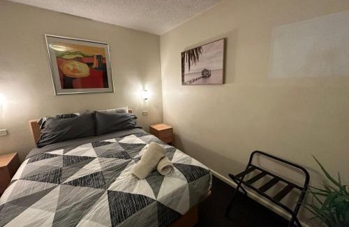 St Kilda Apartment | Entire Studio Apartment in St Kilda FREE PARKING WIFI BEACH WALK