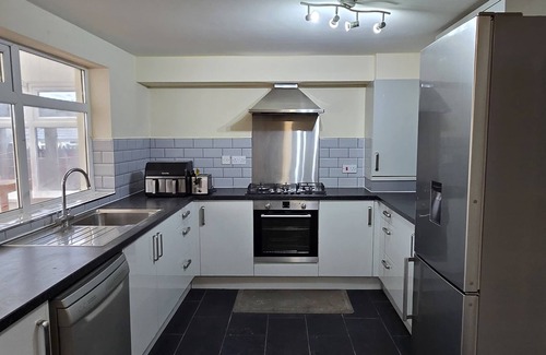 Seisdon Apartment | Entire Three Bedroom apartment in Yardley Wood with Wi-Fi and Parking
